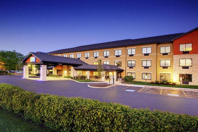Holiday Inn Express & Suites Aurora- Napervillle