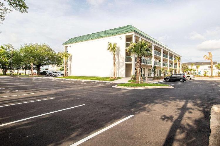 Econo Lodge Inn & Suites Foley