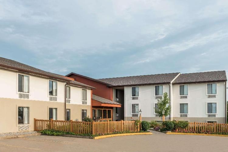 Super 8 by Wyndham Columbia Clark Lane
