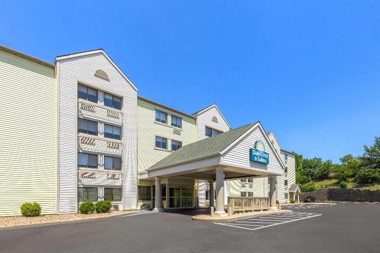 Days Inn & Suites by Wyndham Kansas City South