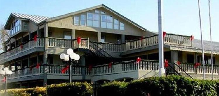 Sunday House Inn and Suites