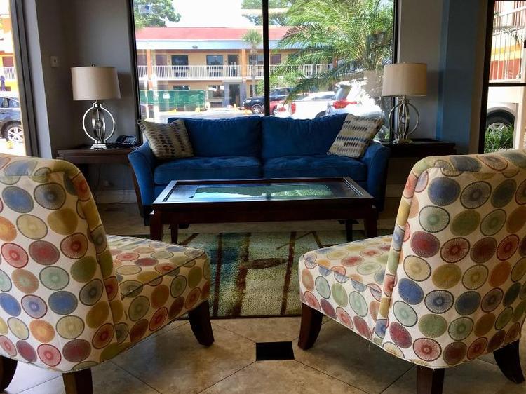 Howard Johnson Express Inn Suites - South Tampa/Ai
