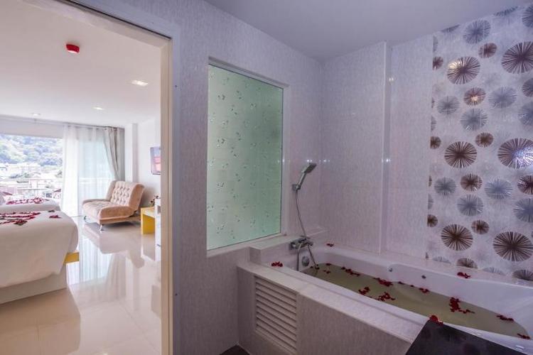 Patong Holiday Hotel