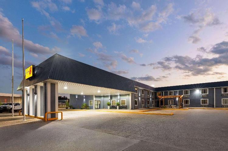 Super 8 by Wyndham Buffalo