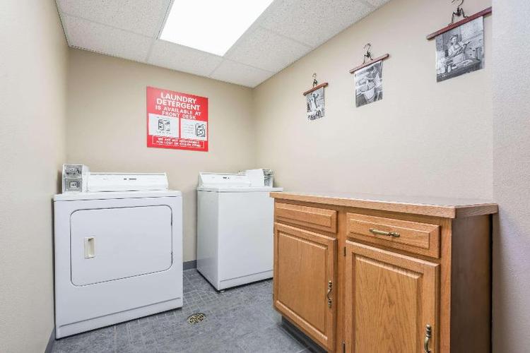 Super 8 by Wyndham Beloit KS
