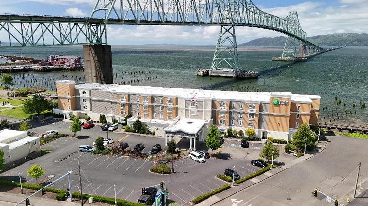 Holiday Inn Express and Suites Astoria