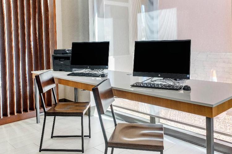 Holiday Inn Express and Suites Albuquerque Midtown