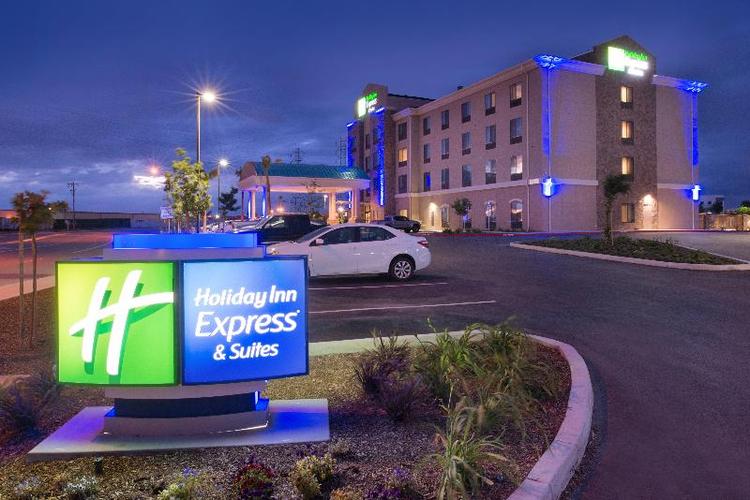 Holiday Inn Express and Suites Bakersfield Airport