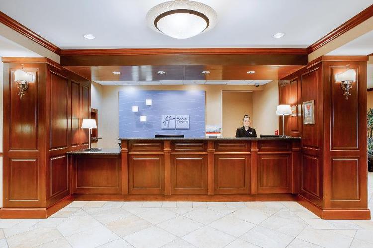 Holiday Inn Express and Suites Bloomington