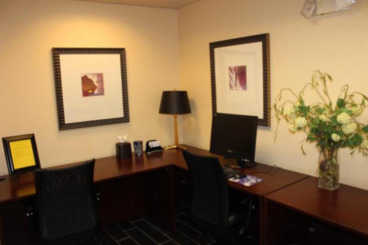Holiday Inn Express & Suites Atlanta Emory Univer
