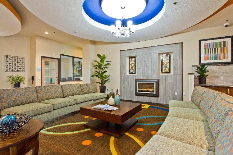 Holiday Inn Express and Suites Denver East Peoria
