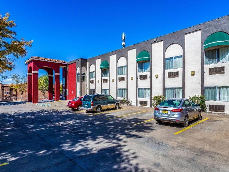 Econo Lodge Inn Suites Suburbs