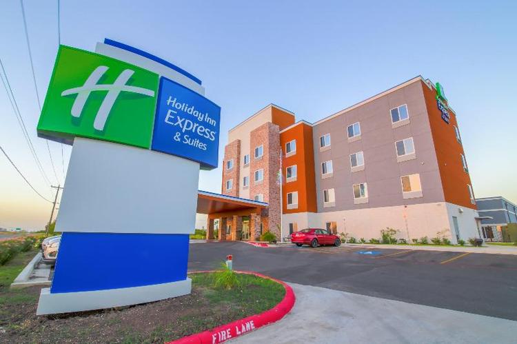 Holiday Inn Express Suites Raymondville