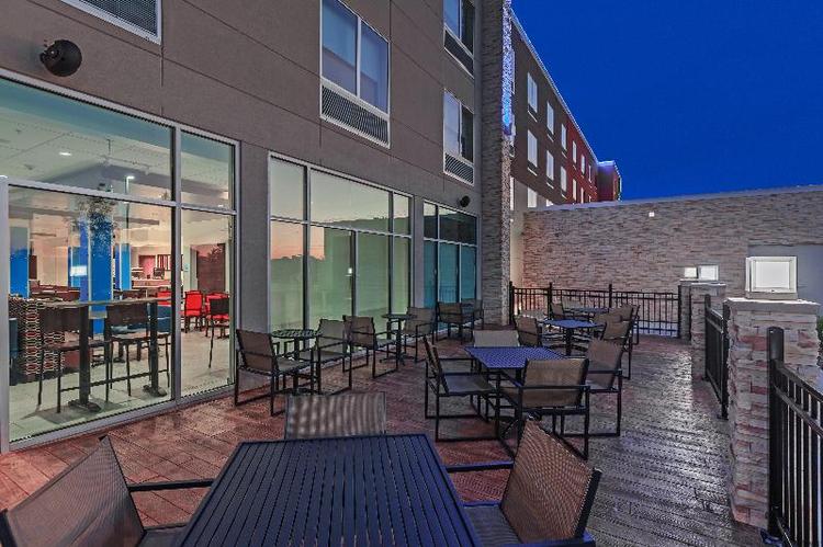 Holiday Inn Exp & Sts Tulsa South - Woodland Hills
