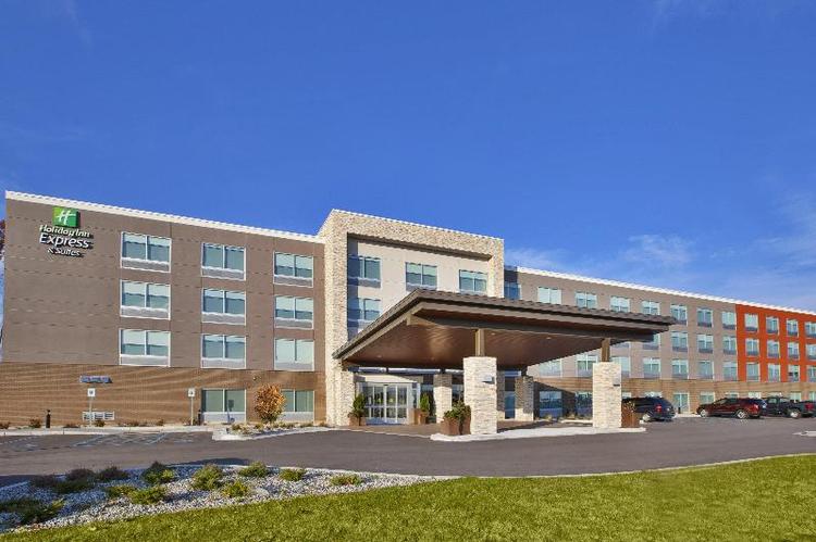 Holiday Inn Express & Suites Grand Rapids-Airport