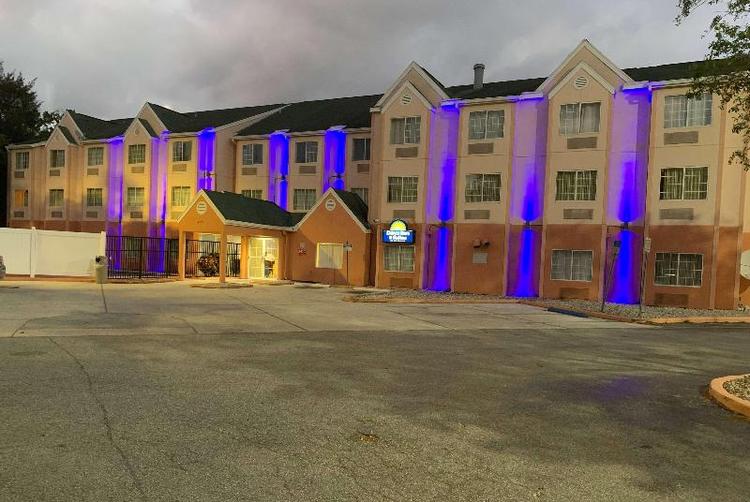 Days Inn & Suites Tampa/Raymond James Stadium