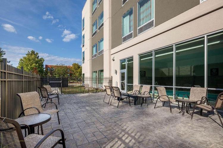 La Quinta Inn Suites Greensboro Arpt High Point