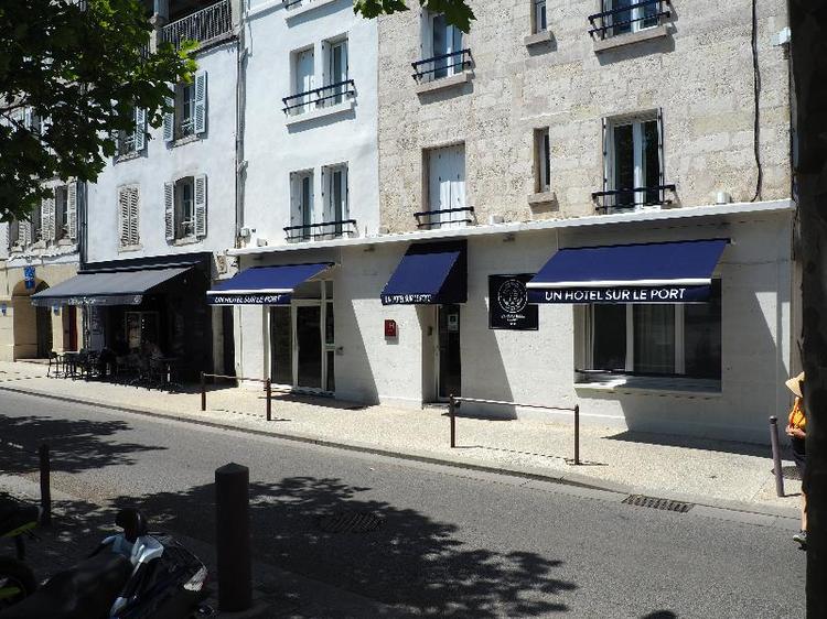 Un Hotel Sur Le Port