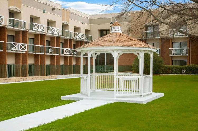 Clarion Hotel Suites Convention Center