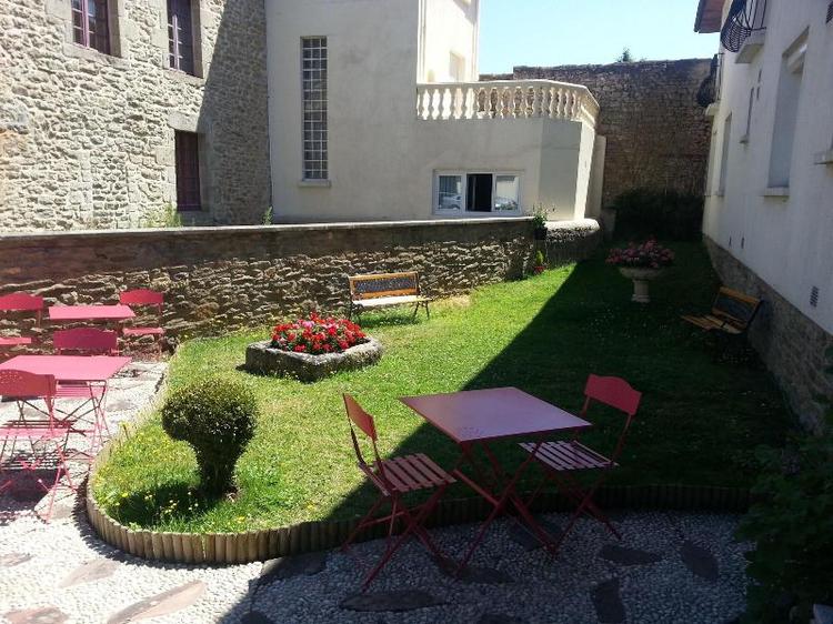 Hôtel Le Chapeau Rouge