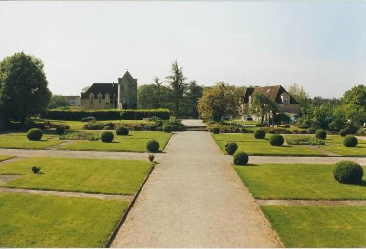 Chateau De Montrame