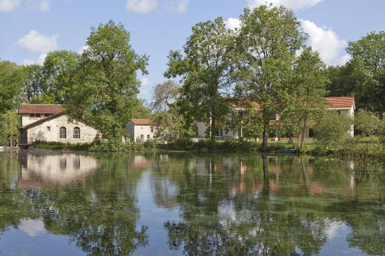 Logis Hotel la Source Bleue