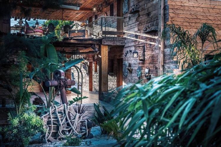Hotel Pirates World