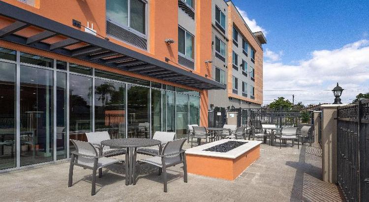Holiday Inn Express & Suites Hawaiian Gardens